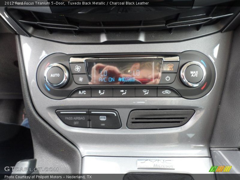 Tuxedo Black Metallic / Charcoal Black Leather 2012 Ford Focus Titanium 5-Door