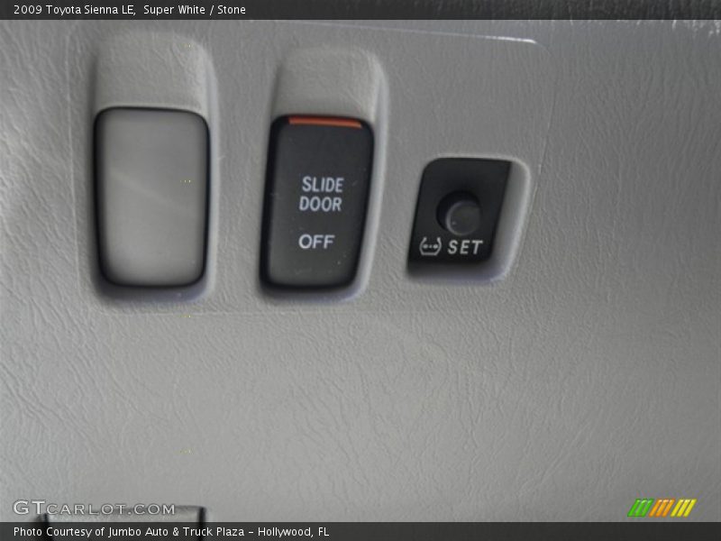 Super White / Stone 2009 Toyota Sienna LE