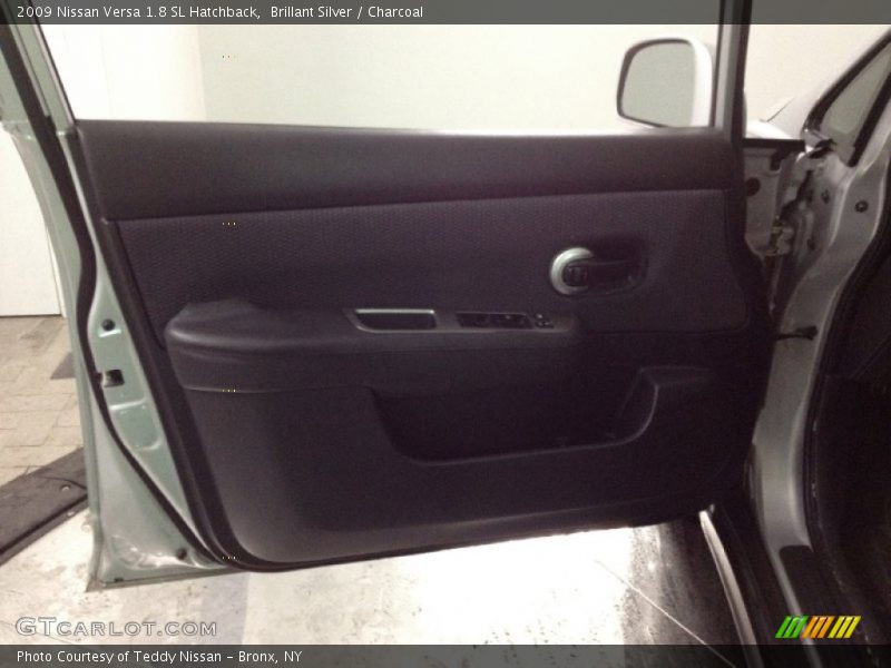 Brillant Silver / Charcoal 2009 Nissan Versa 1.8 SL Hatchback