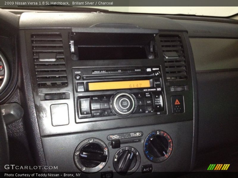 Brillant Silver / Charcoal 2009 Nissan Versa 1.8 SL Hatchback