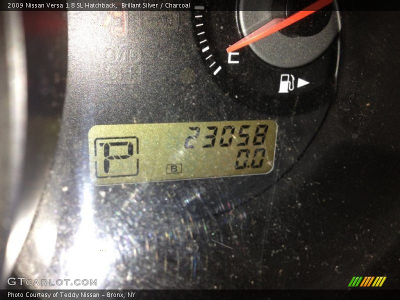 Brillant Silver / Charcoal 2009 Nissan Versa 1.8 SL Hatchback