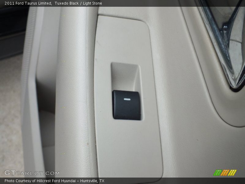 Tuxedo Black / Light Stone 2011 Ford Taurus Limited