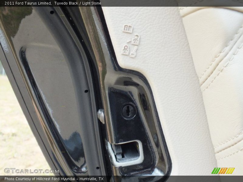 Tuxedo Black / Light Stone 2011 Ford Taurus Limited