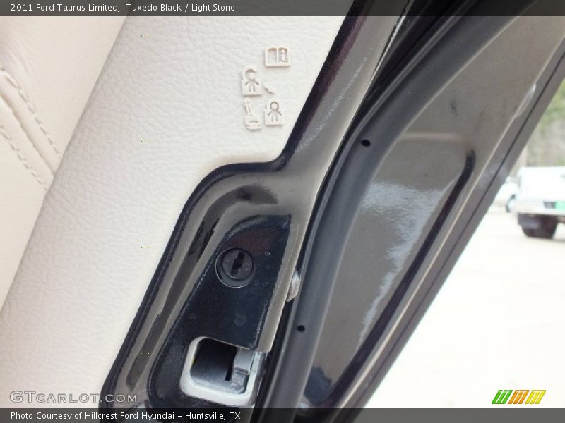 Tuxedo Black / Light Stone 2011 Ford Taurus Limited