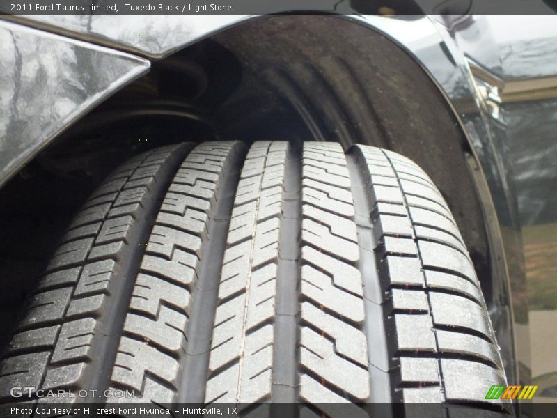 Tuxedo Black / Light Stone 2011 Ford Taurus Limited