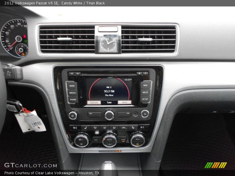 Candy White / Titan Black 2012 Volkswagen Passat V6 SE