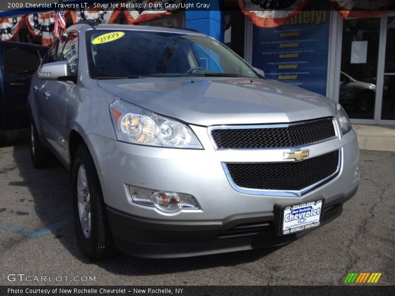 Silver Ice Metallic / Dark Gray/Light Gray 2009 Chevrolet Traverse LT