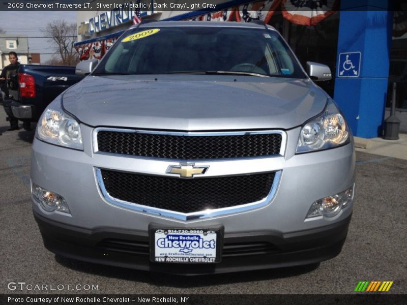 Silver Ice Metallic / Dark Gray/Light Gray 2009 Chevrolet Traverse LT