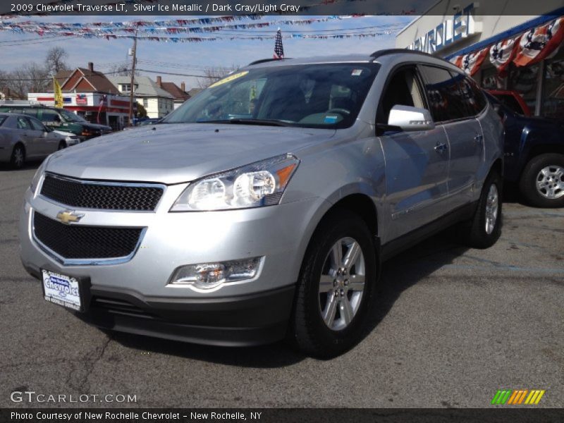 Silver Ice Metallic / Dark Gray/Light Gray 2009 Chevrolet Traverse LT
