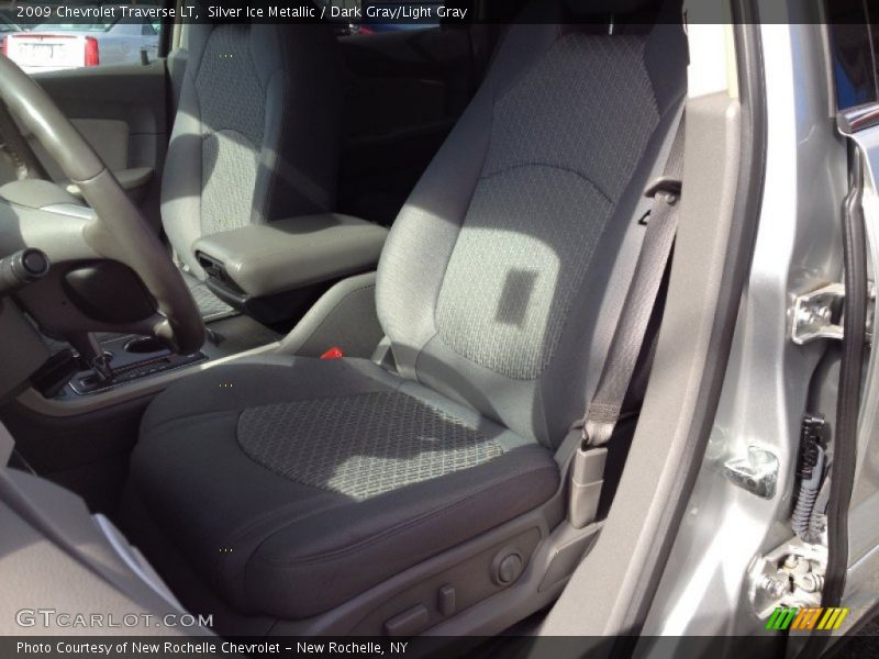 Silver Ice Metallic / Dark Gray/Light Gray 2009 Chevrolet Traverse LT