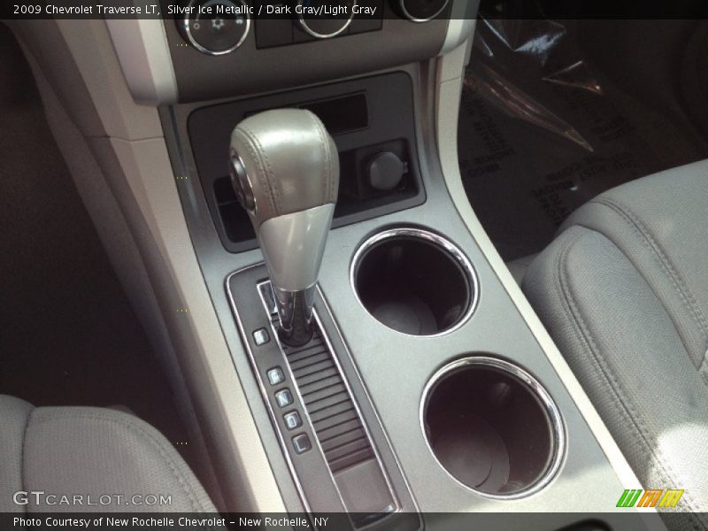 Silver Ice Metallic / Dark Gray/Light Gray 2009 Chevrolet Traverse LT