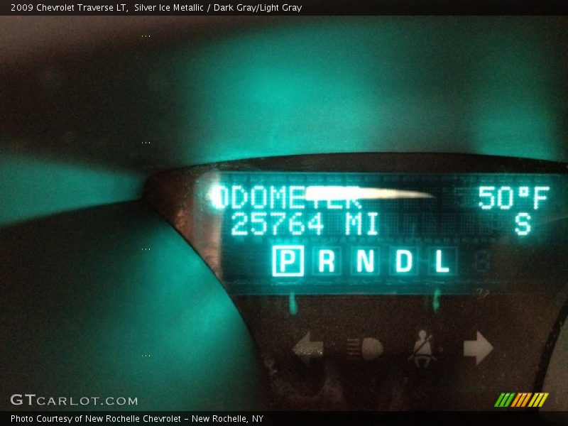 Silver Ice Metallic / Dark Gray/Light Gray 2009 Chevrolet Traverse LT