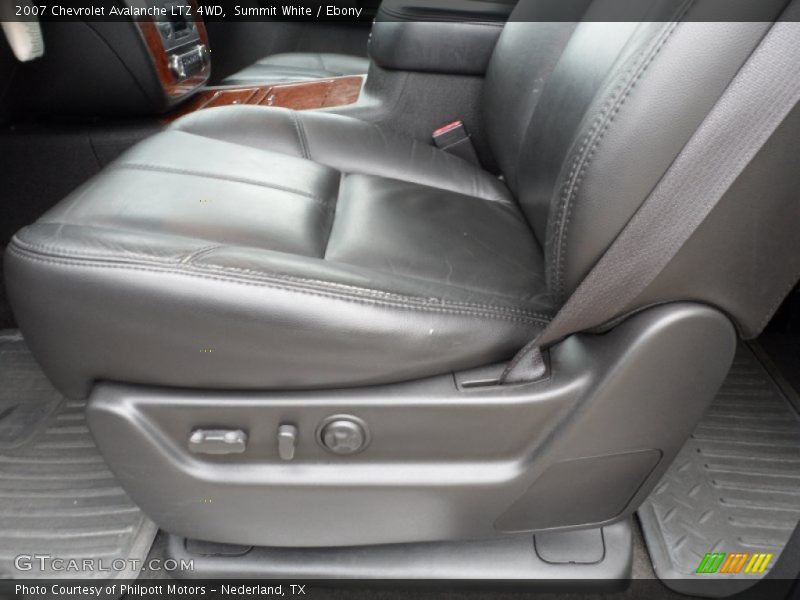 Summit White / Ebony 2007 Chevrolet Avalanche LTZ 4WD
