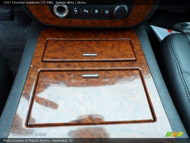 Summit White / Ebony 2007 Chevrolet Avalanche LTZ 4WD