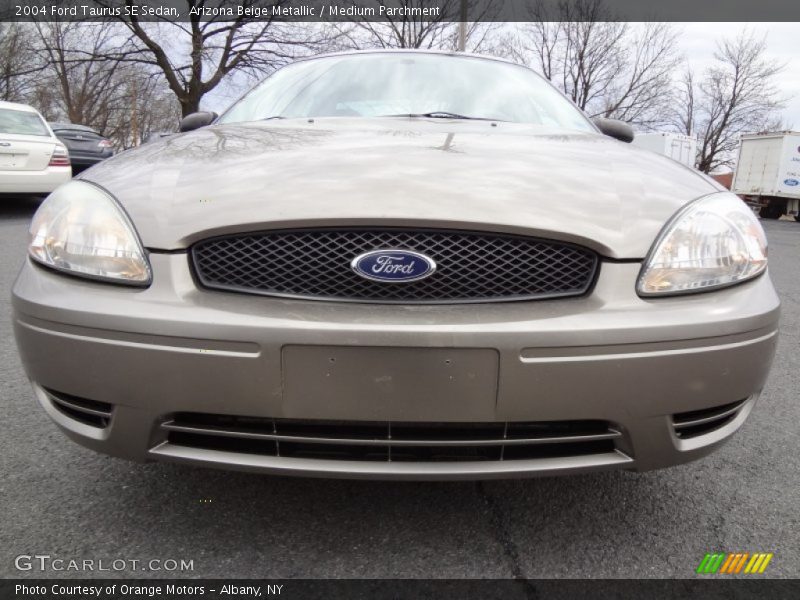 Arizona Beige Metallic / Medium Parchment 2004 Ford Taurus SE Sedan