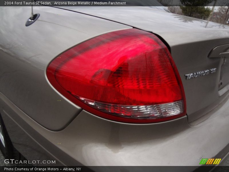 Arizona Beige Metallic / Medium Parchment 2004 Ford Taurus SE Sedan