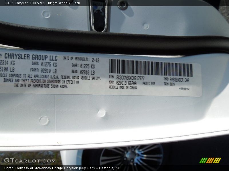 Bright White / Black 2012 Chrysler 300 S V6