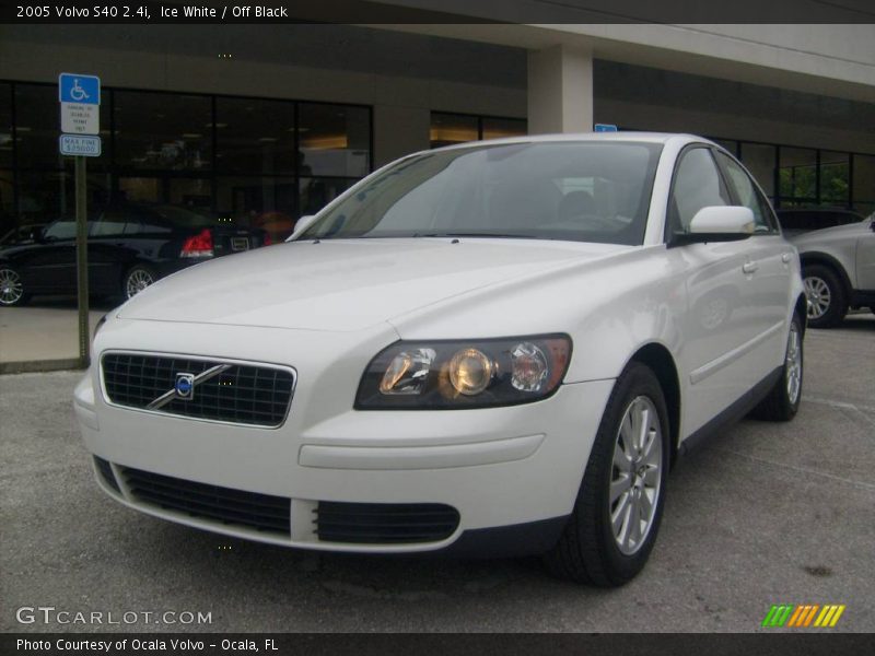 Ice White / Off Black 2005 Volvo S40 2.4i
