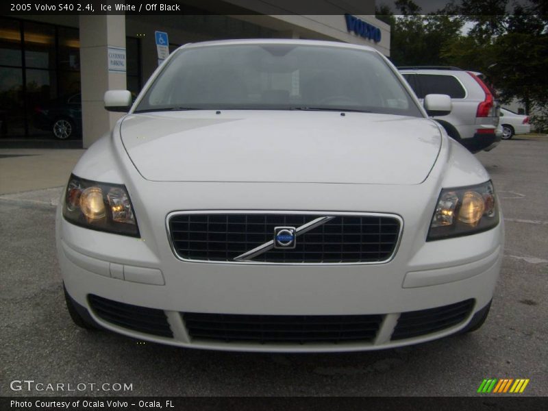 Ice White / Off Black 2005 Volvo S40 2.4i