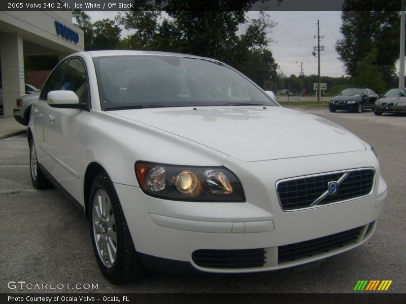 Ice White / Off Black 2005 Volvo S40 2.4i