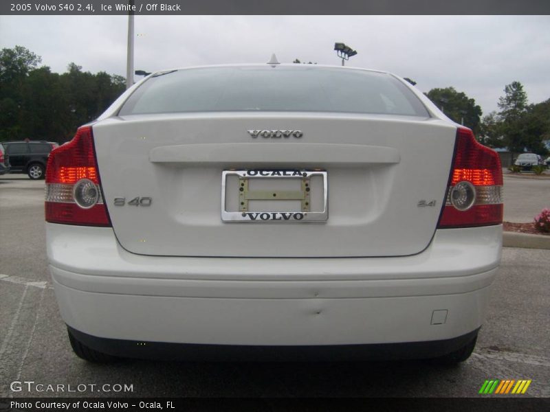 Ice White / Off Black 2005 Volvo S40 2.4i