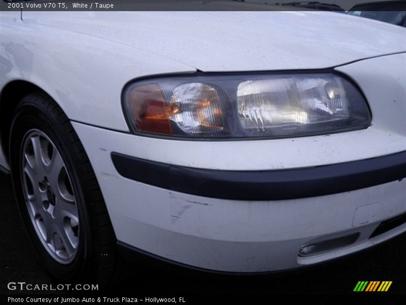 White / Taupe 2001 Volvo V70 T5