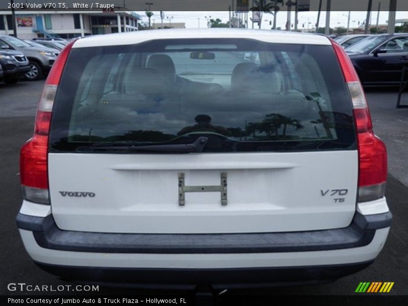 White / Taupe 2001 Volvo V70 T5