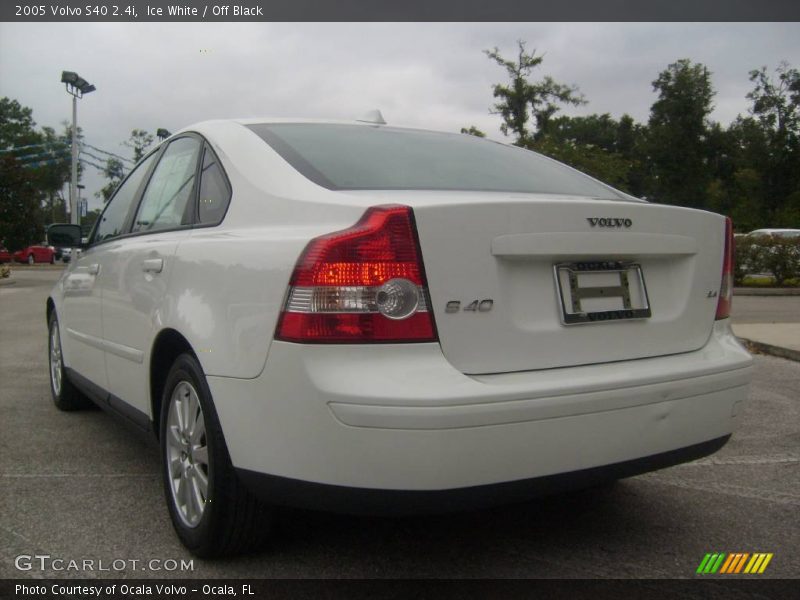 Ice White / Off Black 2005 Volvo S40 2.4i