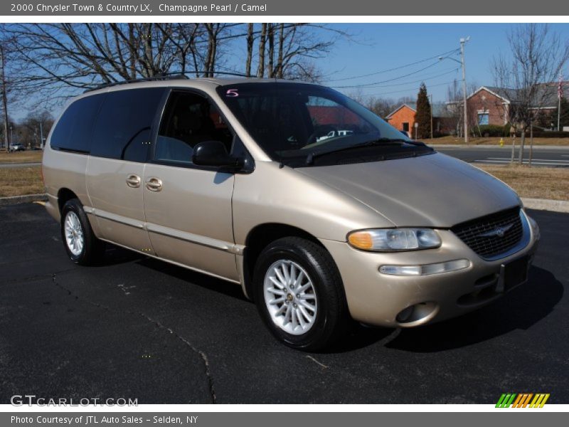 Front 3/4 View of 2000 Town & Country LX