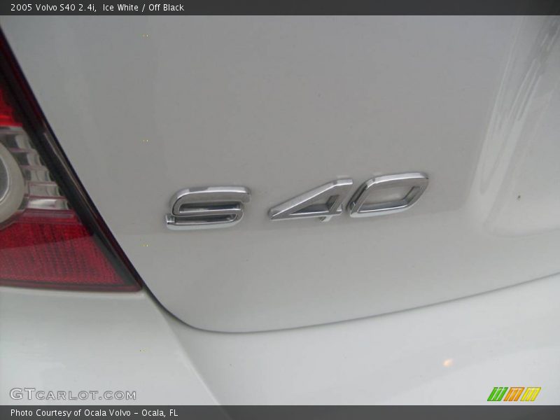Ice White / Off Black 2005 Volvo S40 2.4i