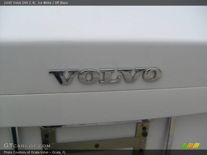Ice White / Off Black 2005 Volvo S40 2.4i