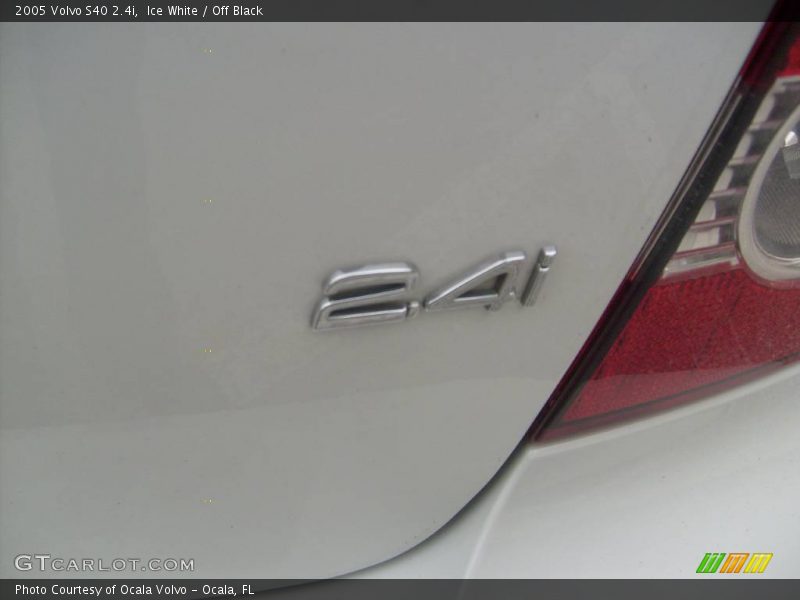 Ice White / Off Black 2005 Volvo S40 2.4i