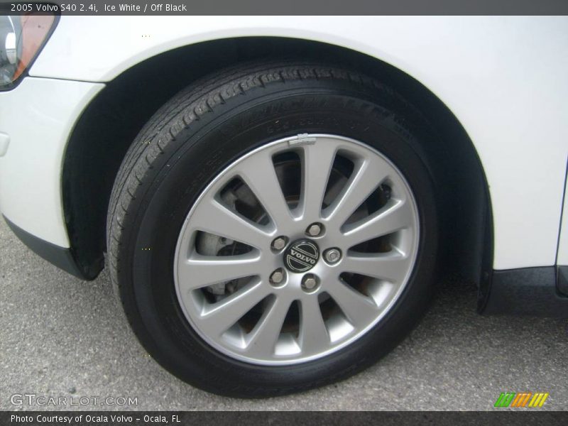 Ice White / Off Black 2005 Volvo S40 2.4i