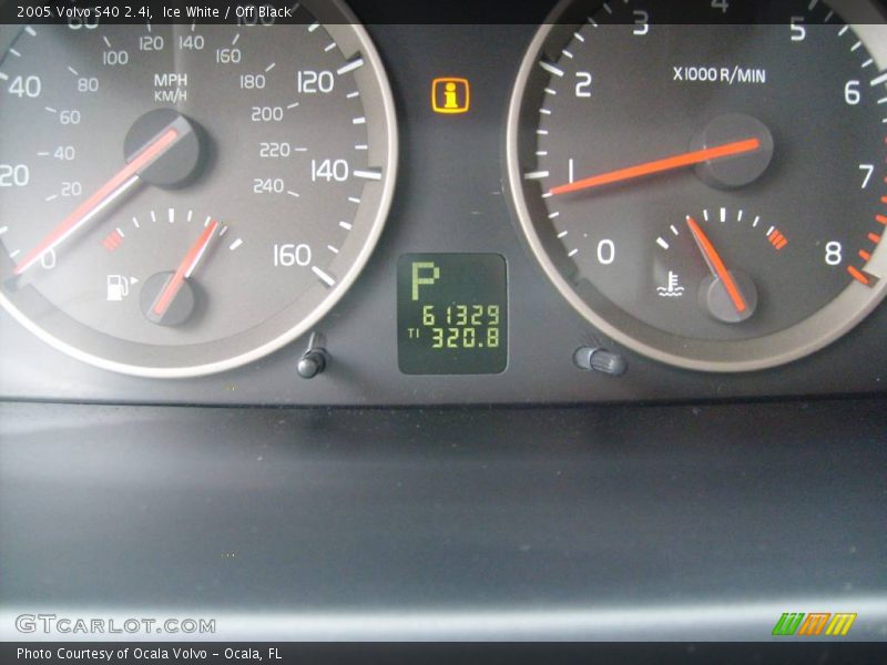 Ice White / Off Black 2005 Volvo S40 2.4i