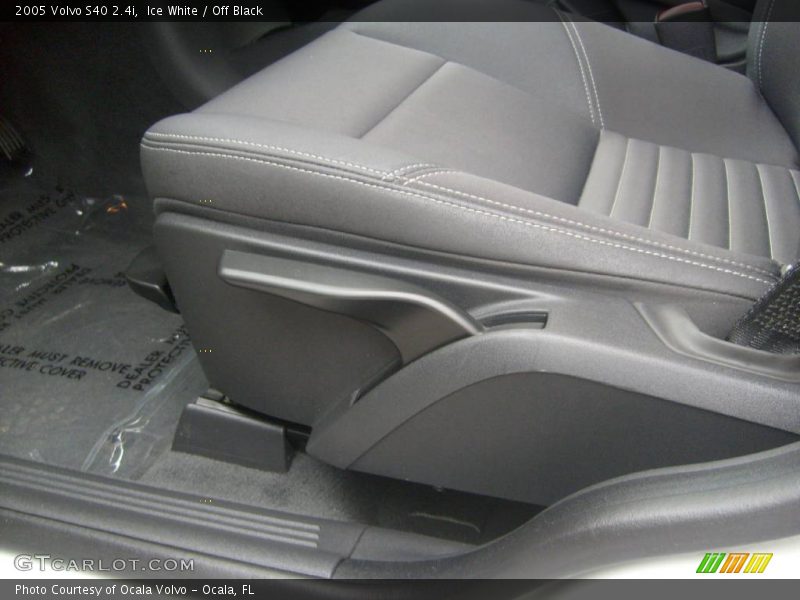 Ice White / Off Black 2005 Volvo S40 2.4i
