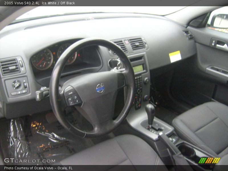 Ice White / Off Black 2005 Volvo S40 2.4i
