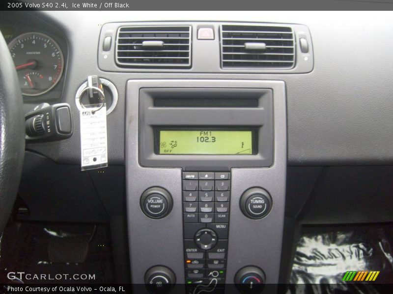 Ice White / Off Black 2005 Volvo S40 2.4i