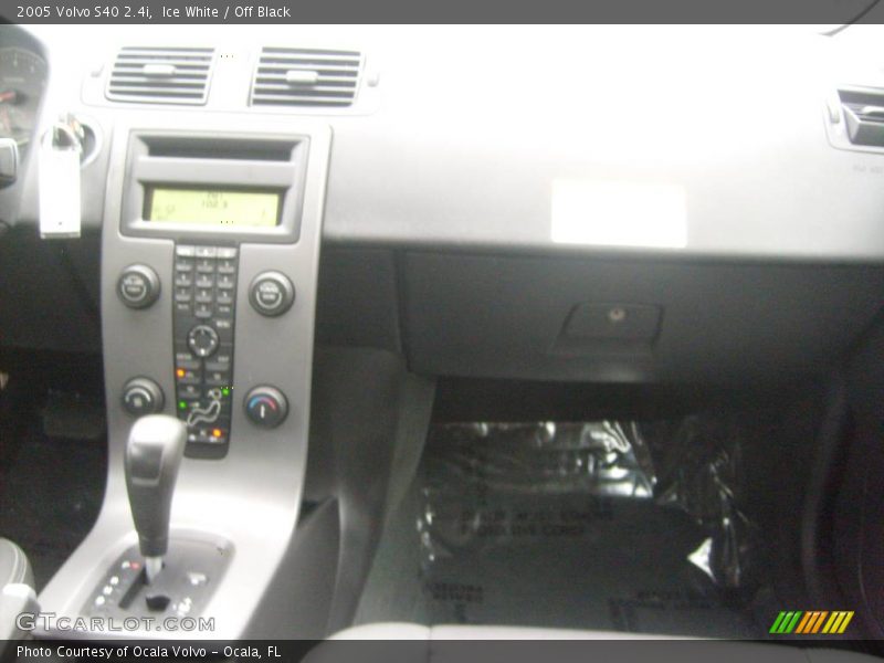 Ice White / Off Black 2005 Volvo S40 2.4i