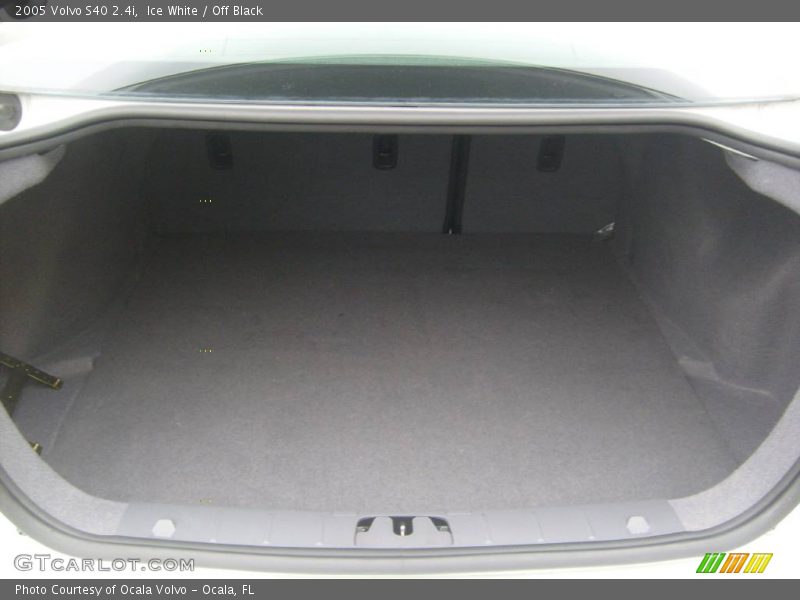Ice White / Off Black 2005 Volvo S40 2.4i