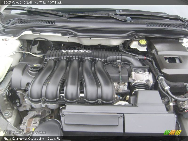 Ice White / Off Black 2005 Volvo S40 2.4i
