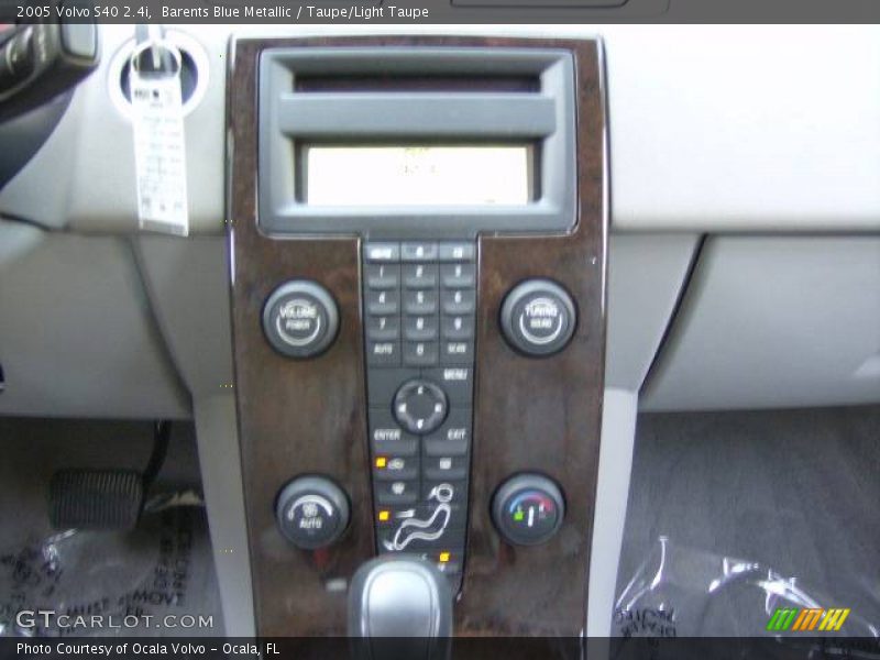 Barents Blue Metallic / Taupe/Light Taupe 2005 Volvo S40 2.4i