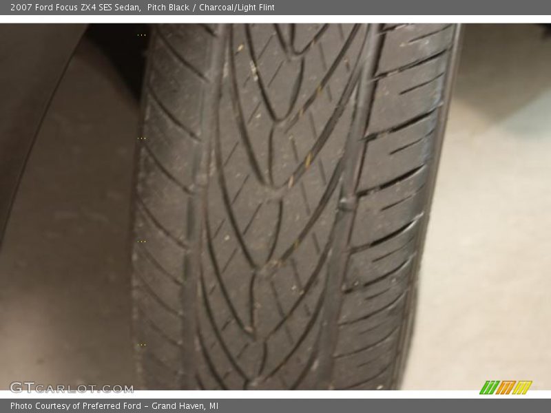 Pitch Black / Charcoal/Light Flint 2007 Ford Focus ZX4 SES Sedan