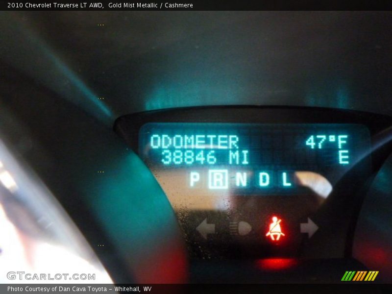 Gold Mist Metallic / Cashmere 2010 Chevrolet Traverse LT AWD