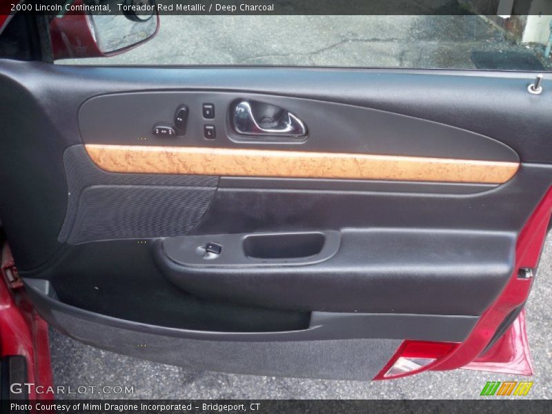 Toreador Red Metallic / Deep Charcoal 2000 Lincoln Continental