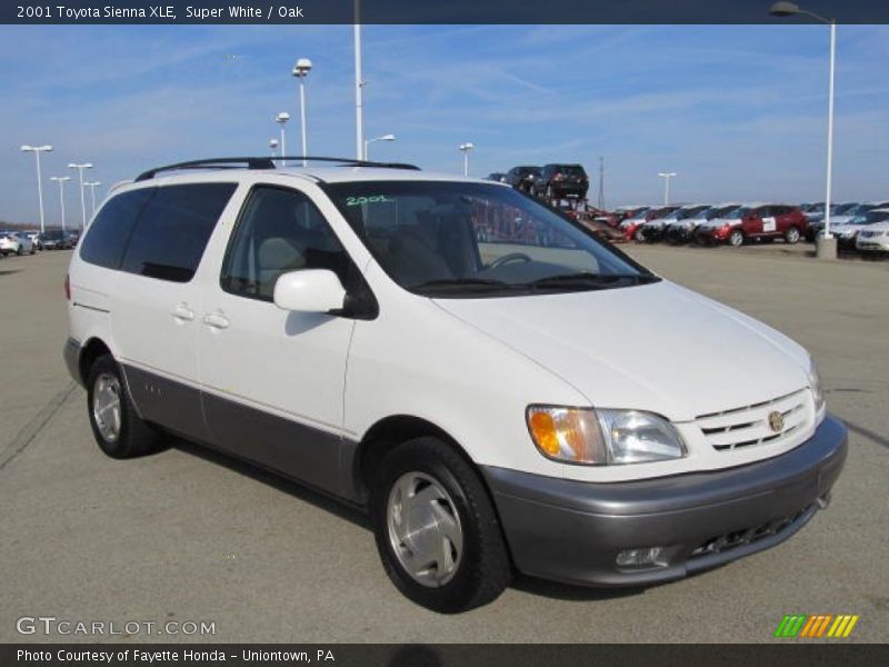 Front 3/4 View of 2001 Sienna XLE