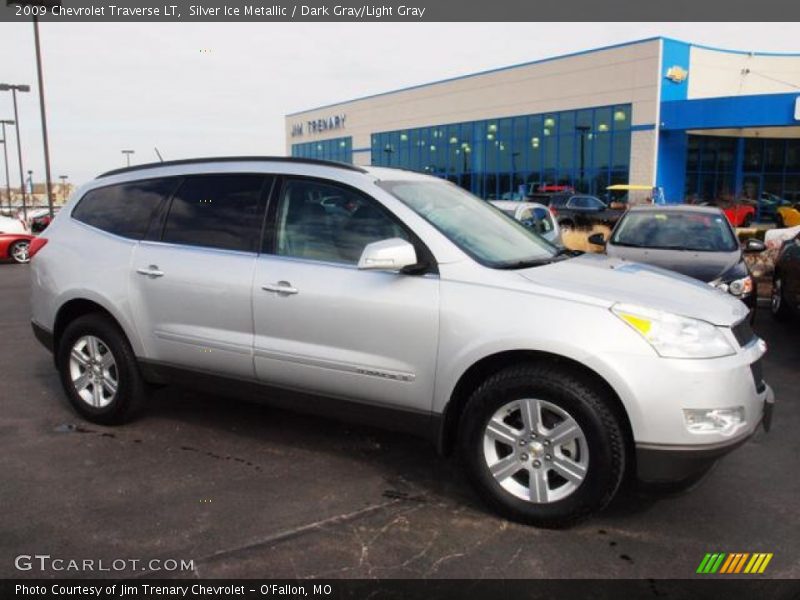 Silver Ice Metallic / Dark Gray/Light Gray 2009 Chevrolet Traverse LT