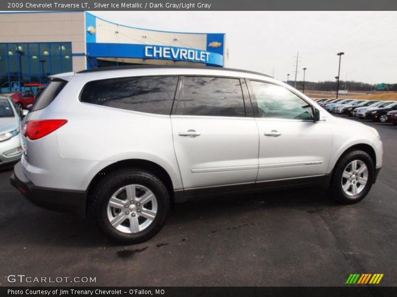 Silver Ice Metallic / Dark Gray/Light Gray 2009 Chevrolet Traverse LT