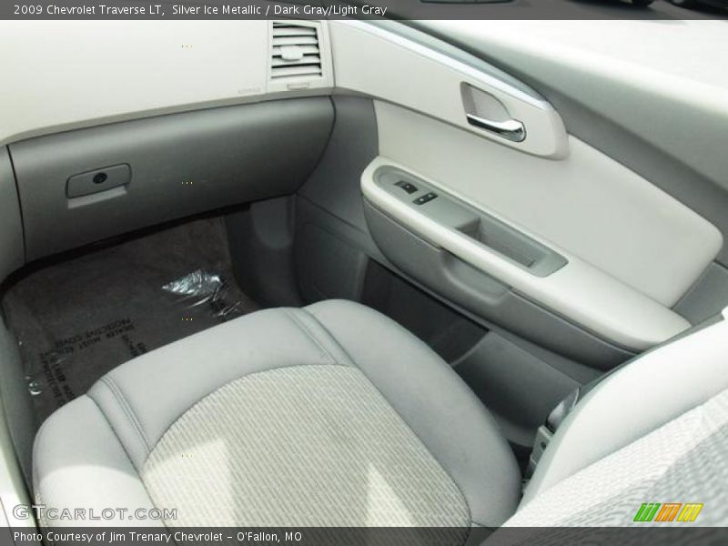 Silver Ice Metallic / Dark Gray/Light Gray 2009 Chevrolet Traverse LT