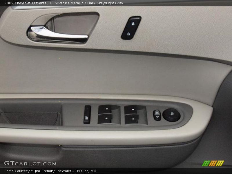 Silver Ice Metallic / Dark Gray/Light Gray 2009 Chevrolet Traverse LT