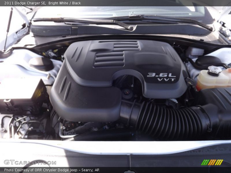 Bright White / Black 2011 Dodge Charger SE